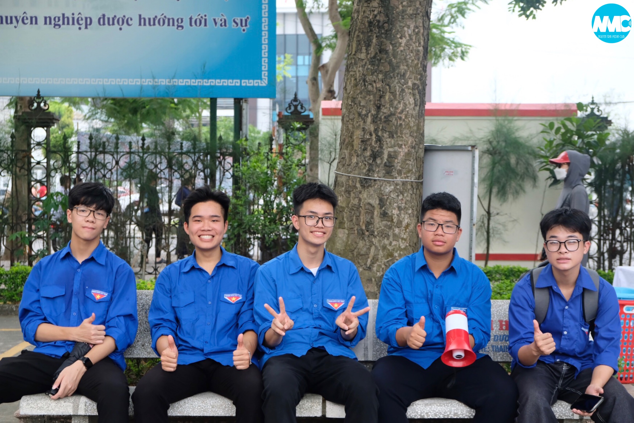Đội tình nguyện viên "Tiếp sức mùa thi": Lan tỏa ngọn lửa nhiệt huyết Chuyên Nguyễn Trãi tại kì thi tuyển sinh vào 10